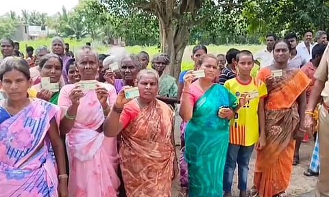 தா.பழூர் அருகே ரேஷன் கார்டை ஒப்படைக்க வந்த பொதுமக்களால் பரபரப்பு