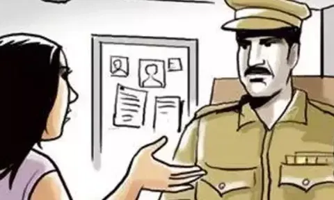 தாயை ஏமாற்றி வீடு, நிலத்தை அபகரித்த மகள் வெளியேறச் சொல்லி வீட்டை சேதப்படுத்தியதாக புகார்