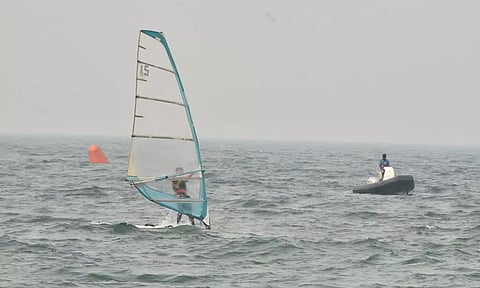 15 மாநிலங்களை சேர்ந்தவர்கள் பங்கேற்பு: கோவளம் கடற்கரையில் அலைச்சறுக்கு, பாய்மர படகு போட்டி