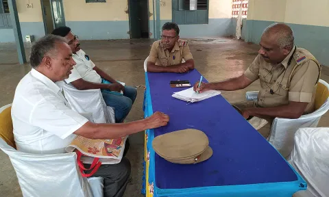 பொதுமக்கள் குறைதீர்க்கும் முகாமில் இன்ஸ்பெக்டர் கிருஷ்ணமூர்த்தி மனுதாரரிடம் விசாரணை மேற்கொண்ட போது எடுத்த படம்.