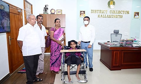 மாவட்ட கலெக்டர் ஷ்ரவன் குமார் மாற்றுத்திறனாளி சிறுவனுக்கு சிறப்பு சக்கர நாற்காலியை வழங்கிய போது எடுத்த படம்.