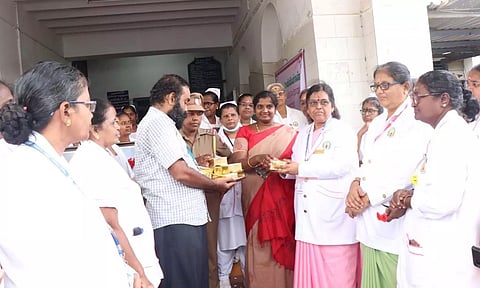 செவிலியர்கள் தின கொண்டாட்டம்  தஞ்சை ராசா மிராசுதார் மருத்துவமனையில் நடைபெற்றது.