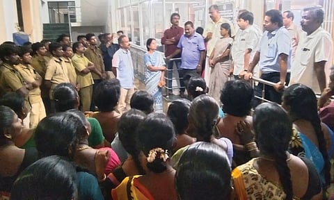 காரமடை நகராட்சி அலுவலகத்தை தூய்மை பணியாளர்கள் முற்றுகையிட்டு போராட்டம்