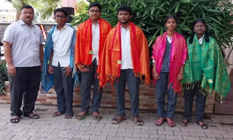 கள்ளக்குறிச்சி ஏ. கே.டி.மெட்ரிக் மேல்நிலைப் பள்ளியில் சிறப்பிடம் பெற்ற மாணவர்களை பள்ளி முதல்வர் வெங்கட்ரமணன் பாராட்டி சால்வை அணிவித்தார்.
