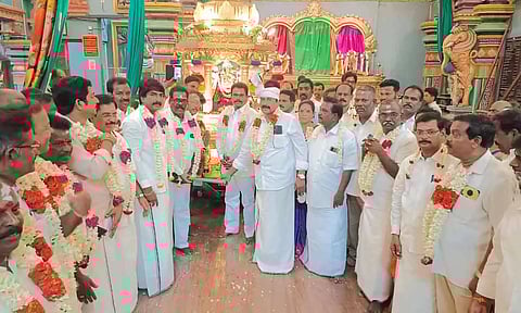 மணக்குள விநாயகர் கோவிலில் அ.தி.மு.க.வினர் தங்கதேர் இழுத்து வழிபட்டனர்.