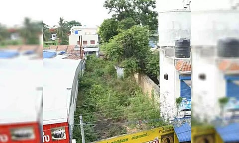 மீட்கப்பட்ட நிலத்தை படத்தில் காணலாம்.