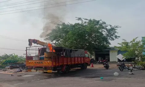 லாரியில் இருந்த கொதிகலன் வெடித்து தீப்பற்றி எரிந்ததை படத்தில் காணலாம்.