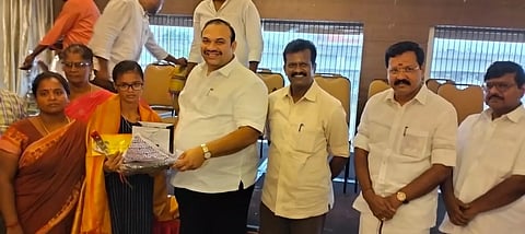 அதிக மதிப்பெண் பெற்ற அரசு பள்ளி மாணவர்களுக்கு கல்வி ஊக்கத்தொகை