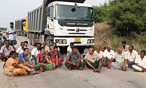 கேரளா மாநில லாரிகளை கிராம மக்கள் சிறை பிடித்த காட்சி.