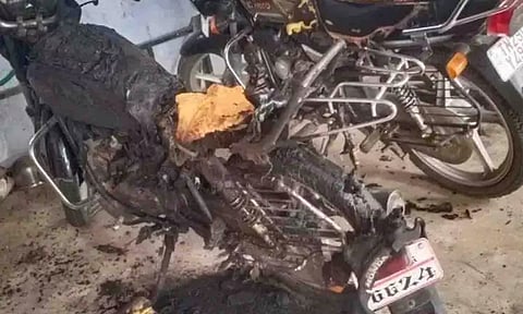 எரிந்து சாம்பலான மோட்டார் சைக்கிளை படத்தில் காணலாம்.