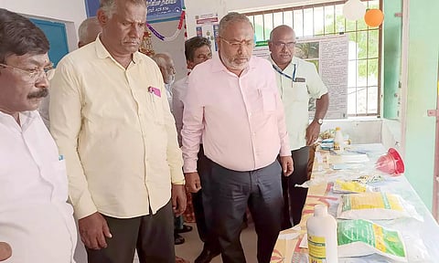 மும்மமுடிச்சாத்தான் ஊராட்சி வேளாண் ஒழுங்குமுறை விற்பனை கூடத்தை கூடுதல் தலைமை செயலாளர் தென்காசி ஜவகர் பார்வையிட்டார்.&nbsp;