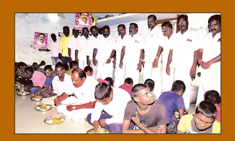 மனவளர்ச்சி குன்றியோர் பள்ளி மாணவர்களுடன் ஒன்றிய செயலாளர் ஆர். ஜி.மருது பாண்டியன் உணவு சாப்பிட்டார்.
