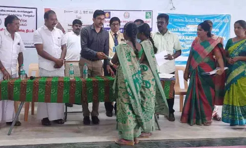 கலெக்டர் வினீத் வங்கி கடன் வழங்கிய காட்சி.