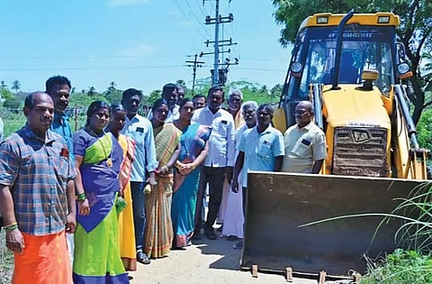 குட்டக்கரையில் தார் சாலை மற்றும் கல்வெட்டு அமைக்கும் பணியை பேரூராட்சி தலைவர் மணிமேகலை ஆனந்த் தொடங்கி வைத்த காட்சி.