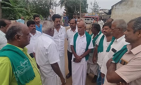 சூலூர் வாரச்சந்தையில் விவசாயிகளுக்கு தனி இடம் திடீர் போராட்டத்தால் முடிவு