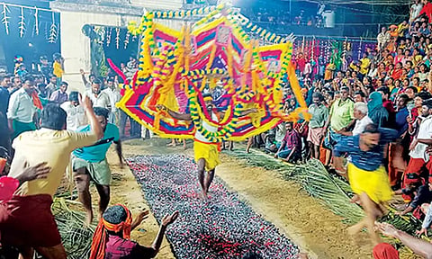 கோவிலில் தீமதி திருவிழா நடந்தது.