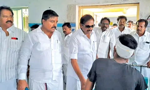 விபத்தில் காயம் அடைந்தவர்களை எம். பி., எம். எல்.ஏக்கள் நேரில் சந்தித்து ஆறுதல் கூறினர்.