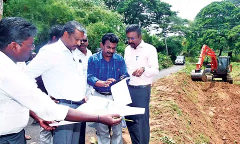 ளாங்குடி ஊராட்சியில் நீர்வளத்துறை சார்பில் புனவாசல் வாய்க்கால் தூர்வாரும் பணிகளை மாவட்ட கண்காணிப்பு அலுவலர் ஆனந்த் மற்றும் கலெக்டர் தினேஷ்பொன்ராஜ் ஆலிவர் மற்றும் பலர் ஆய்வு செய்தார். உள்ளனர்.