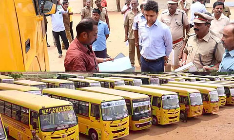 பள்ளி வாகனங்களின் தரம் குறித்து அதிகாரிகள் ஆய்வு மேற்கொண்ட காட்சி.