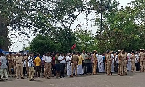 சாராயம் குடித்து 3 பேர் பலி- எக்கியார்குப்பம் கிராம மக்கள் மறியல்