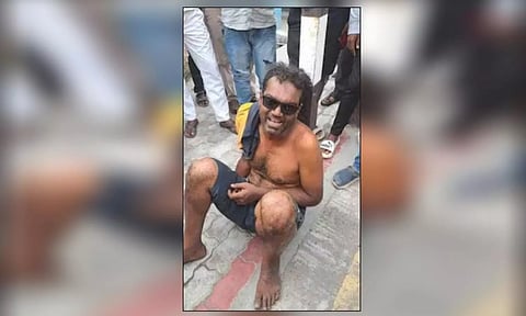 தர்ம அடி வாங்கிய போதை ஆசாமியை படத்தில் காணலாம்.