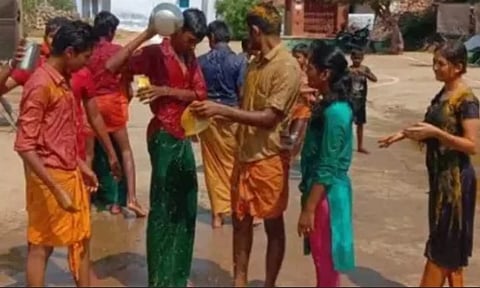 மாரியம்மன் கோவில் திருவிழாவில் மஞ்சள் நீர் ஊற்றி விளையாடி மகிழ்ந்த பெண்கள்.&nbsp;