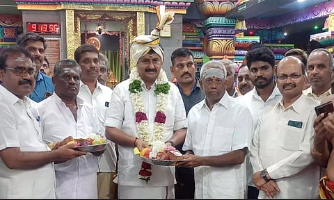 அமைச்சர் சாமிநாதனுக்கு பரிவட்டம் கட்டப்பட்டு பிரசாதங்கள் வழங்கிய காட்சி.