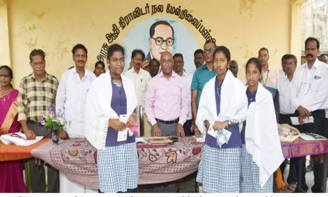 சிங்கனூர் பள்ளி மாணவிகளை கலெக்டர் பழனி பாராட்டிய போது எடுத்த படம்.