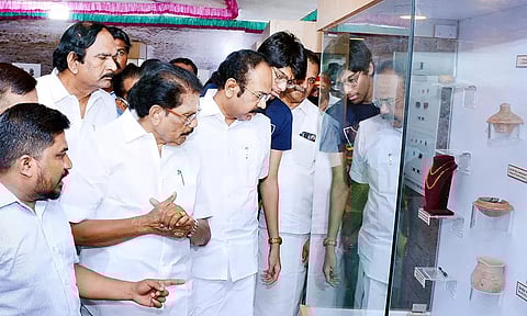தொல்பொருள் கண்காட்சியை அமைச்சர்கள் சாத்தூர் ராமச்சந்திரன், தங்கம் தென்னரசு ஆகியோர் திறந்து வைத்து பார்வையிட்டனர்.