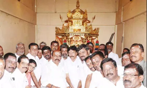 சிவன்மலை முருகன் கோவிலில் தங்கத்தேர் இழுத்து சிறப்பு வழிபாடு செய்த காட்சி.&nbsp;