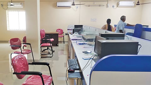 ஊழியர்கள் இல்லாமல் வெறிசோடி காணப்படும் வேளாண் ஒழுங்குமுறை விற்பனை கூடம்.
