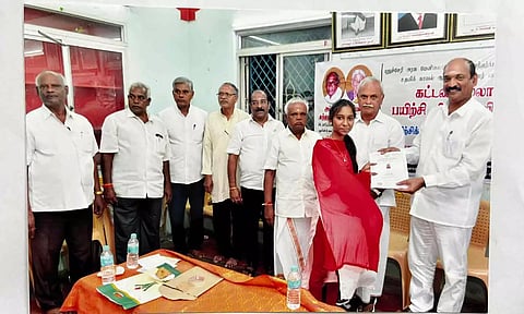 அரசு பணி தேர்வு எழுதுபவர்களுக்கு பயிற்சி சான்றிதழை வைத்திலிங்கம் எம்.பி. வழங்கினார்.