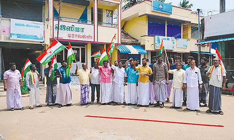 காங்கிரஸ் சார்பில் பொதுமக்களுக்கு இனிப்புகள் வழங்கி மகிழ்ச்சியை வெளிப்படுத்தினர்.