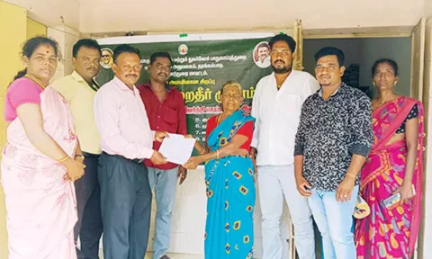 முகாமில் வட்ட வழங்கல் அலுவலரிடம் மனுதாரர் மனு கொடுத்தனர்.