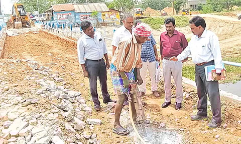 கல்லணை தோகூர் பஸ் நிலையம் அருகே உள்ள வடிகால் பாலம் சீரமைப்பு பணிகள் நடந்தது.