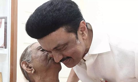 அன்னையர் தினம்: முதலமைச்சர் மு.க.ஸ்டாலின் தயாளு அம்மாளிடம் வாழ்த்து பெற்றார்