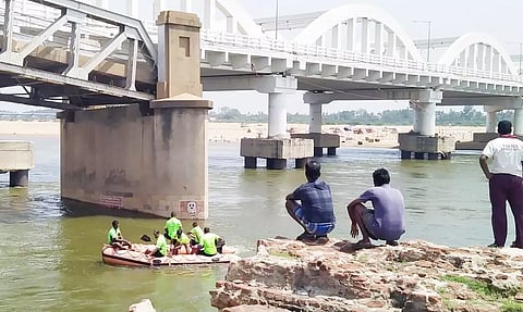 கொள்ளிடம் ஆற்றில் மூழ்கிய வேதபாடசாலை மாணவர்களை தேடும் பணியில் தீயணைப்பு வீரர்கள் ஈடுபட்டுள்ள காட்சி.
