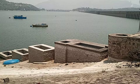 நீர்மட்டம் 103.90 அடியை எட்டி மேட்டூர் அணை கடல் போல் காட்சியளிப்பதை படத்தில் காணலாம்.