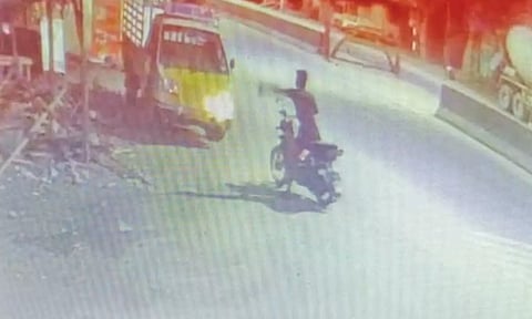 மோட்டார் சைக்கிளில் வந்து பெட்ரோல் குண்டு வீசும் காட்சி. (சி.சி.டி.வி. காமிராவில் பதிவானது).