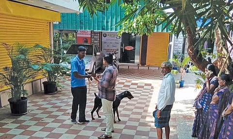 கொள்ளை நடந்த வீட்டில் விசாரணை நடந்த போது எடுத்தப்படம்.