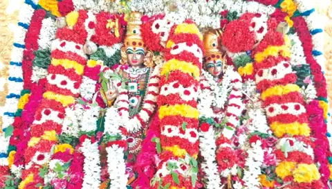 மீனாட்சியம்மை உடனுறை சொக்கநாத பெருமான் சிறப்பு அலங்காரத்தில் பக்தர்களுக்கு அருள்பலித்த போது எடுத்த படம்.