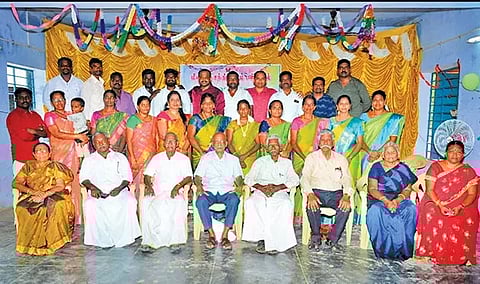 முன்னாள் மாணவர்கள் சந்திப்பு நிகழச்சி நடந்தபோது எடுத்த படம்.