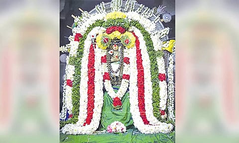 சிறப்பு அலங்காரத்தில் அருள்பாலித்த அக்னீஸ்வரர்.