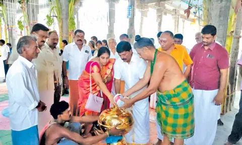 ராஜகோபுர கலசத்திற்கு சிறப்பு வழிபாடு நடைபெற்றது.