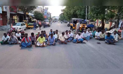 மறியல் போராட்டத்தில் ஈடுபட்ட காட்சி.