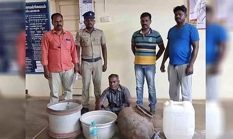 கைது செய்யப்பட்ட மணிகண்டனயைும் சாராய ஊறலயைும் படத்தில் காணலாம்.&nbsp;