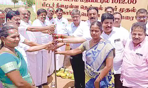 தார் தளம் அமைப்பதற்கான பூமி பூஜை நடைபெற்ற காட்சி.