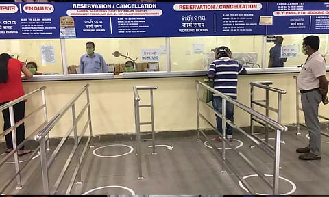 ரெயில்வே 'தட்கல்' முடக்கம்: பிரீமியம் தட்கல் விறுவிறுப்பு- கோடிகளை அள்ள 'பக்கா' பிளான் என்று பயணிகள் ஆதங்கம்