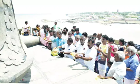 133 அடி உயர திருவள்ளுவர் சிலையில் தமிழ் அறிஞர்கள் மலர் அஞ்சலி