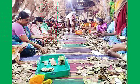 சித்திரை திருவிழா: தள்ளுவண்டி உண்டியல் காணிக்கை எண்ணும் பணி